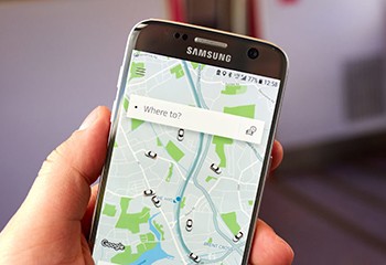Un chauffeur Uber dénonce deux papas gays pour « trafic d’enfant »