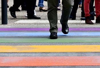 "Quand je racontais mon week-end, j'utilisais des prénoms mixtes" : un sondage montre les difficultés des LGBT+ au travail