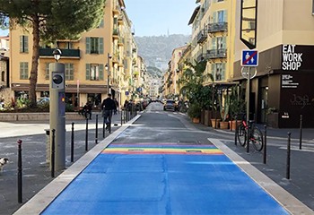 Nice : La rue Bonaparte, dans le « petit marais niçois », peinte aux couleurs du drapeau arc-en-ciel