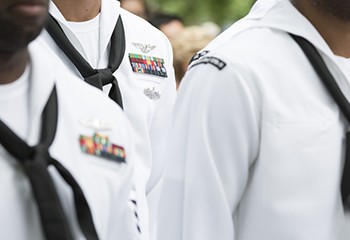 États-Unis : Une militaire trans attaque la Navy en justice