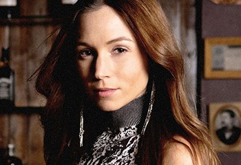 Dominique Provost-Chalkley, star de la série « Wynonna Earp », fait son coming out queer