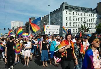 Le Parlement polonais pourrait criminaliser l’éducation sexuelle et cible le « lobby LGBT+ »