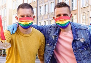 Pologne : un couple gay fabrique des masques rainbow dans les « zones sans LGBT »