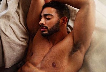 Le mannequin Laith Ashley nous rend dingue dans son minuscule slip