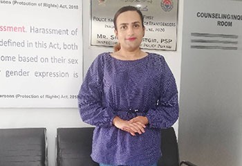 Pakistan : la première policière trans devient officière de soutien aux victimes d’agressions transphobe