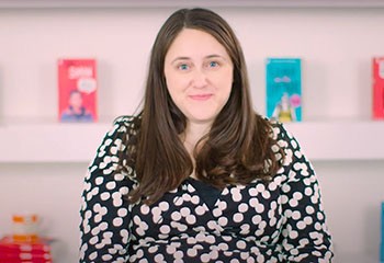 L'autrice Becky Albertalli fait son coming out bi