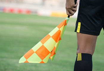 Un arbitre international de football vient de faire son coming out