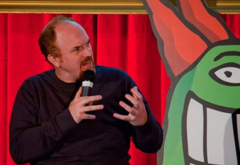 Louis C.K. s’en prend violemment aux personnes non-binaires dans un nouveau stand-up