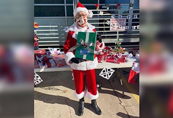 Cette mère Noël lesbienne de 77 ans distribue des cadeaux aux enfants LGBT+ isolés