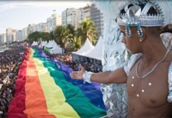La police interrompt une fête avec 2 000 gays sans masques à Rio