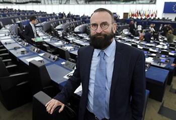 L’ex-eurodéputé hongrois ayant participé à une orgie gay renonce à son immunité