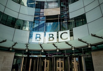 Peter Tatchell accuse d'homophobie le service en persan de la BBC