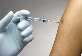 Le vaccin contre la COVID rend homosexuel