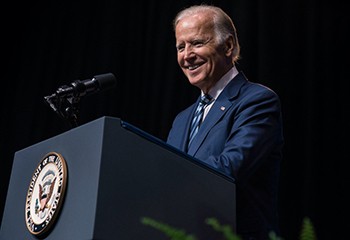 Joe Biden signe un décret pro-LGBT+ le jour de son investiture