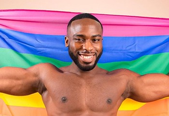 Fils d’un politicien nigérian homophobe, il devient en France un militant LGBTQ à portée universelle !