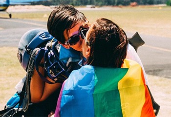 Australie, des parachutistes lgbtq se rassemblent