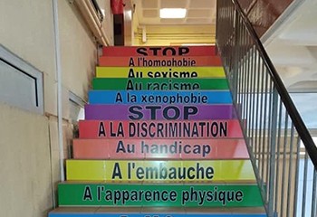 À Nogent-Le-Rotrou, un lycée installe un escalier pour sensibiliser aux discriminations