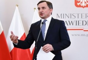 Pologne Un projet de loi pour exclure les couples de même sexe de l'adoption