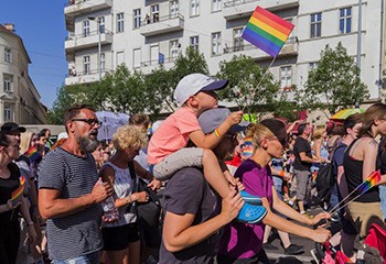 Hongrie : la Cour constitutionnelle invalide une partie de la loi transphobe de Viktor Orban