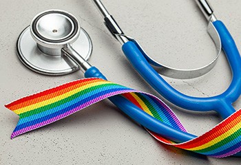 États-Unis : le gouverneur de l’Arkansas signe une loi qui permet aux médecins de refuser les patients LGBTI+