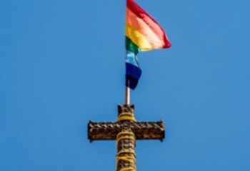 Autriche Des drapeaux LGBT flottant sur des églises gay-friendly vandalisés