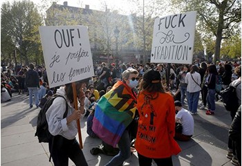 La marche lesbienne à Paris pour la PMA pour toutes attire plusieurs milliers de personnes