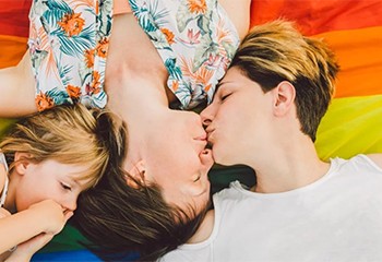Gosses d'homos, le livre qui donne la parole aux enfants de couples lesbiens