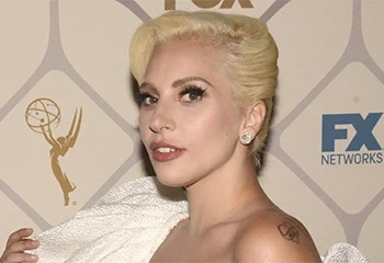 Lady Gaga s'associe à Donatella Versace pour créer une collection dédiée au Mois des Fiertés