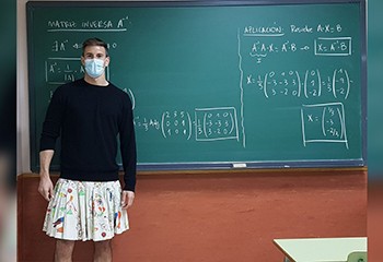 Espagne : des enseignants portent une jupe en soutien à un élève renvoyé pour le même motif