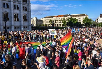 Hongrie : manifestation à Budapest contre une loi interdisant la représentation de l'homosexualité