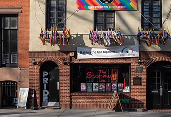 Pour la Pride, le bar gay de Stonewall boycotte la bière Budweiser et Stella Artois