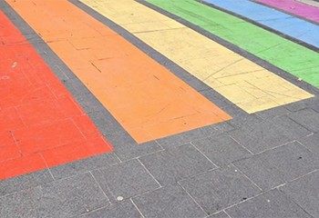 Besançon : une croix gammée taguée sur un passage piéton aux couleurs LGBT, la maire porte plainte