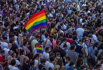 Espagne : des milliers de manifestants demandent "justice pour Samuel" après le meurtre d'un jeune homme gay battu à mort