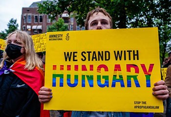 En Hongrie, la loi homophobe qui a agité l'Euro et l'UE aura des conséquences concrètes
