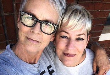 Jamie Lee Curtis va adapter au cinéma l’histoire adorable de la mère de substitution des LGBT