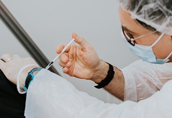 VIH : Moderna va commencer le test d’un vaccin à ARN messager