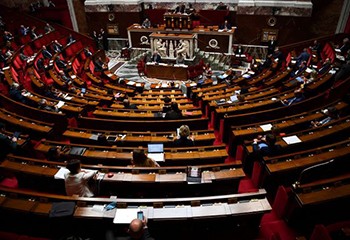 Homophobie: l'Assemblée nationale vote à l'unanimité un nouveau délit contre les "thérapies de conversion"