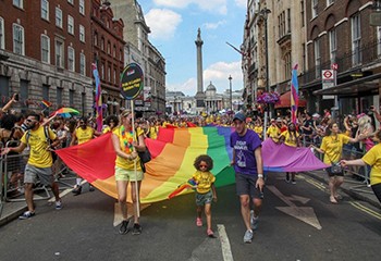 Angleterre : pourquoi la BBC prend ses distances avec une influente association LGBT