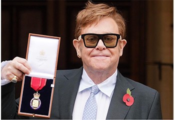 Elton John mis à l’honneur pour sa lutte contre le VIH / SIDA.