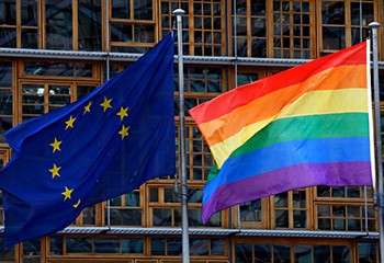 Comment la Pologne et la Hongrie instrumentalisent les droits LGBT+ pour saper l'Union européenne