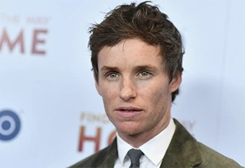 Pour Eddie Redmayne, accepter de jouer une femme trans dans « A Danish Girl » était « une erreur »