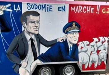 Deux gilets jaunes accusés d'outrage envers Macron après une caricature homophobe