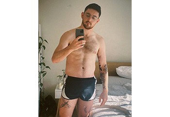 Le gymnaste gay Dominic Clarke sensibilise sur Instagram au mythe du corps idéal dans le sport