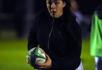 Rugby: la joueuse transgenre Alexia Cerenys plaque les préjugés