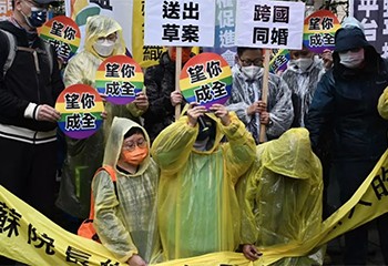 Taïwan : pour la Saint-Valentin, les couples LGBT+ manifestent pour plus d'égalité