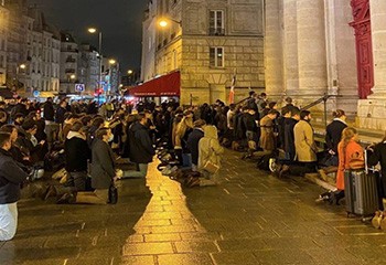 Twerk en crop top dans une église : des catholiques intégristes organisent une prière de rue pour protester