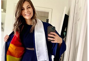 États-Unis: Pour défier son université anti-LGBTQ, elle porte une robe arc-en-ciel