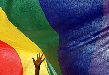États-Unis : la moitié des jeunes LGBTQ ont pensé au suicide en 2021, selon un sondage