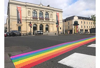 À Laval, des passages piétons arc-en-ciel pour « afficher en grand » le soutien à la cause LGBT+