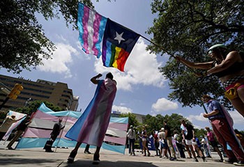 Le Texas autorise à nouveau les enquêtes visant les parents d’enfants transgenres